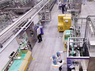 Dây chuyền sản xuất tại Nhà máy sữa nước của Nestlé tại Hưng Yên. Ảnh: Đức Thanh