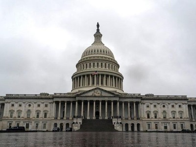 Các thượng nghị sĩ Dân chủ được cho là đã thống nhất giảm mức trợ cấp thất nghiệp trong gói cứu trợ, đồng thời đề xuất các khoản giảm thuế mới cho những người nhận trợ cấp. Ảnh: AFP