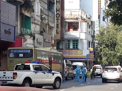 Lực lượng y tế phun thuốc khử khuẩn 1 khách sạn có người Trung Quốc nhập cảnh trái phép lưu trú