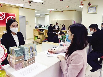 Lãi suất được dự báo có thể tăng lên, tạo thêm sức hấp dẫn cho tiền gửi ngân hàng. Trong ảnh: Giao dịch tại SEABank. Ảnh: Đ.T