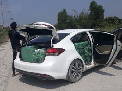 Đối tượng cùng tang vật vi phạm được bàn giao cho cơ quan Công an ngày 14/3 (Ảnh: Cục QLTT Long An)