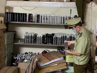 Lực lượng Quản lý thị trường tiến hành kiểm tra các ản phẩm tại kho hàng (Ảnh: Tổng Cục QLTT)