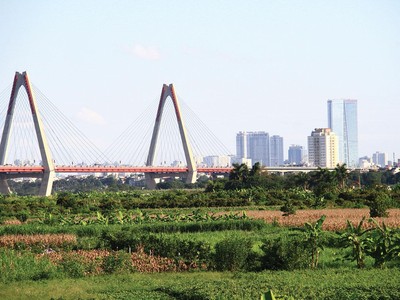 Giá bất động sản gần cầu Nhật Tân (huyện Đông Anh) đang tăng cao. Ảnh: Thành Nguyễn