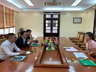 Bà Trần Huyền Trang (phải), con gái Bí thư Tỉnh ủy Vĩnh Phúc được bổ nhiệm làm Phó giám đốc Sở Kế hoạch và Đầu tư tỉnh Vĩnh Phúc gây nhiều tranh cãi trong dư luận thời gian qua về công tác cán bộ của tỉnh này (Ảnh Cổng thông tin Sở Kế hoạch và Đầu tư Vĩnh Phúc).