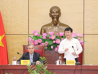 Chủ tịch UBND tỉnh Nghệ An Nguyễn Đức Trung chủ trì và phát biểu tại cuộc họp