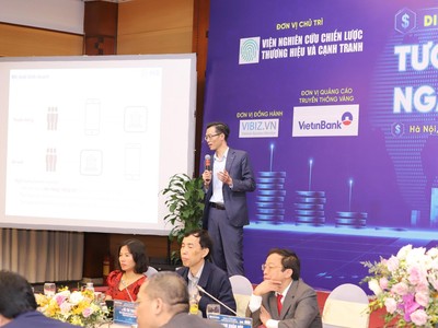 Ông Đàm Nhân Đức, Giám đốc Nghiên cứu phát triển Ngân hàng TMCP Quân Đội (MB) chia sẻ về ứng dụng trong ngành ngân hàng tại Diễn đàn Tương lai chiến lược ngân hàng số tại Việt Nam