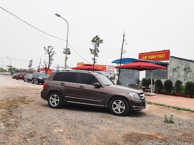 Ô tô xếp hàng dài đưa chủ nhân đến mua đất tại dự án Cienco 5 Mê Linh. Ảnh: Thanh Huyền