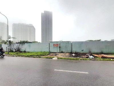 Dự án trường học của Công ty TSQ Việt Nam quây tôn kín mít cả chục năm nay. Ảnh: Dũng Minh