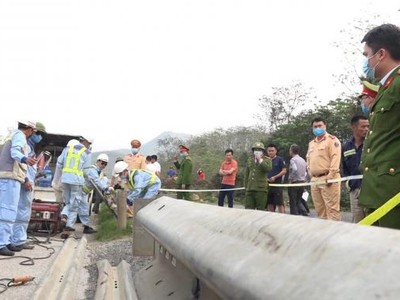 Lắp đặt lại hệ thống hộ lan đã bị tháo trên cao tốc Nội Bài - Lào Cai để đảm bảo an toàn giao thông. Ảnh: TL