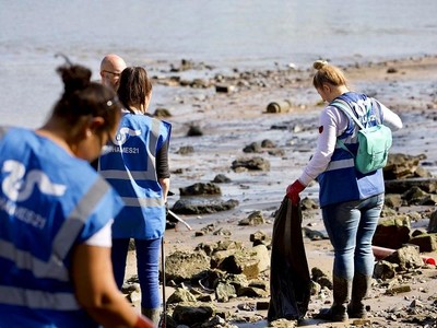 Nhân viên của IHG dọn sạch bờ sông Thames tại London