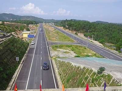 Đà Nẵng - Quảng Nam kết nối chặt chẽ với nhau qua các tuyến hiện hữu như Quốc lộ 1, đường ven biển, đường cao tốc, đường sắt và đường Hồ Chí Minh