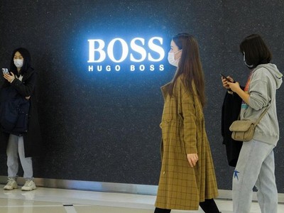 Góc cửa hàng Hugo Boss tại Bắc Kinh, Trung Quốc vào ngày 27/3. Ảnh: Reuters