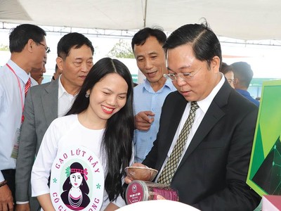 Hỗ trợ doanh nghiệp, tạo môi trường đầu tư lành mạnh là điểm cộng của chính quyền tỉnh Quảng Nam. Trong ảnh: Chủ tịch UBND tỉnh Quảng Nam, ông Lê Trí Thanh (ngoài cùng bên phải) tìm hiểu các sản phẩm của doanh nghiệp