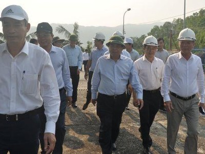 Bộ trưởng Nguyễn Chí Dũng (ở giữa) và đoàn công tác của của Bộ, lãnh đạo UBND TP Đà Nẵng thị sát thực địa vị trí xây dựng cảng Liên Chiểu