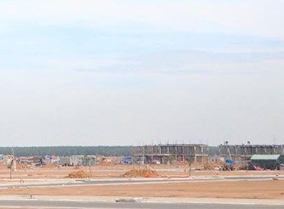 Hiện nay các cơ quan chức năng của tỉnh Đồng Nai đang phối hợp xây dựng phương án cắm mốc nền đất tại Khu tái định cư Lộc An- Bình Sơn. Ảnh: Phạm Tùng.