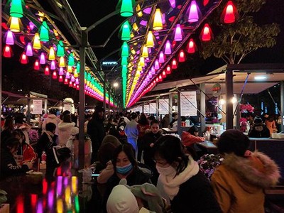 Khu phố ẩm thực được đặt tại Quảng trường Carnival là địa điểm vui chơi mới về đêm của người dân Quảng Ninh và du khách.