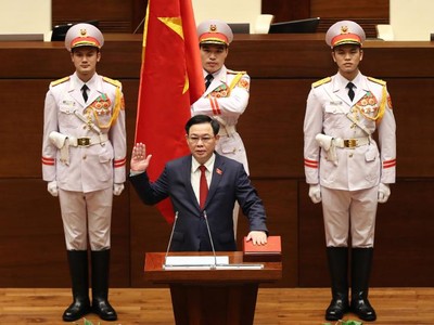 Tân Chủ tịch Quốc hội, ông Vương Đình Huệ tuyên thệ nhậm chức.