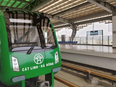 Một đoàn tàu đường sắt Cát Linh - Hà Đông tại ga Yên Nghĩa (Hà Đông).