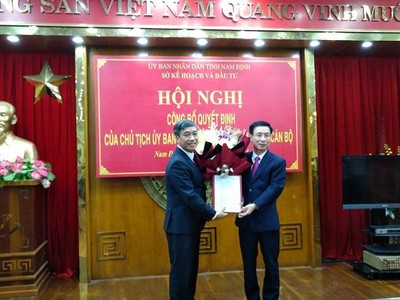 Chủ tịch UBND tỉnh Nam Định Phạm Đình Nghị trao Quyết định bổ nhiệm Giám đốc Sở Kế hoạch và Đầu tư tỉnh Nam Định cho ông Mai Văn Quyết.
