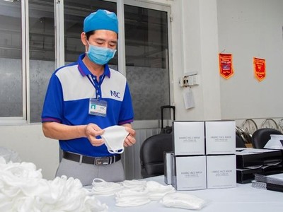 Đơn đặt hàng từ khắp nơi trên thế giới đã thúc đẩy nhiều doanh nghiệp chuyển sang sản xuất PPE..