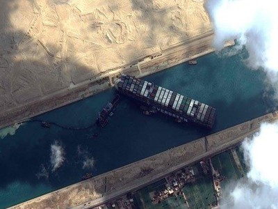 Siêu tàu Ever Given hôm 29/3 gặp sự cố và chắn ngang kênh đào Suez. Ảnh: AFP