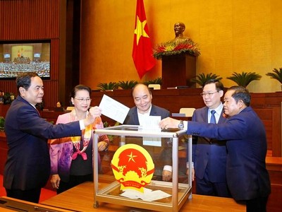 Quốc hội bỏ phiếu kín bầu ba Phó chủ tịch Quốc hội mới, Phó chủ tich Quốc hội Đỗ Bá Tỵ (ngoài cùng bên phải) vẫn giữ nguyên chức vụ. 