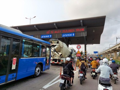 Lượng lớn phương tiện giao thông ùn ứ chờ mua xé qua Trạm thu phí BOT Xa lộ Hà Nội đầu ngày tái thu phí đầu tiên.