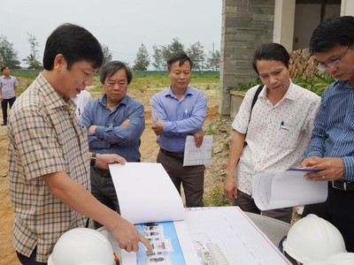 Phó Chủ tịch UBND tỉnh Quảng Trị Hoàng Nam thị sát kiểm tra một dự án tại huyện Gio Linh.