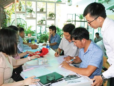 Những buổi mở bán, giới thiệu dự án tại khu vực vùng ven TP.HCM luôn đông đúc. Ảnh: Việt Dũng 