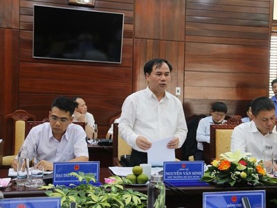 Thứ trưởng Bộ Xây dựng Nguyễn Văn Sinh cùng Đoàn công tác của Bộ Xây dựng và đại diện một số Bộ, ban, ngành tại buổi làm việc tại Quảng Ngãi, gỡ khó cho xi mâng Đại Việt.