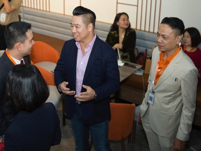 John Lê (đứng thứ hai từ phải sang) trao đổi với ông Nguyễn Trung Tín, Phó Tổng giám đốc Tập đoàn Bất động sản An Gia (thứ hai từ trái sang) tại một sự kiện về khởi nghiệp. 