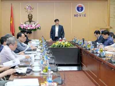 Bộ trưởng Bộ Y tế Nguyễn Thanh Long phát biểu tại cuộc họp.