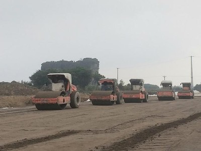 Thi công nền đường tại Dự án cao tốc Bắc - Nam đoạn Mai Sơn - Quốc lộ 45.