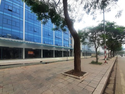 Nhiều căn shophouse thuộc Dự án Ngân Hà Galaxy dọc đường Tố Hữu chăng biển cho thuê đã lâu