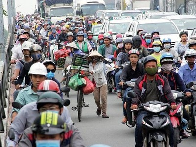 Do mặt đường hẹp nên Quốc lộ 13 (đoạn chạy qua TP.HCM) thường xuyên bị kẹt xe