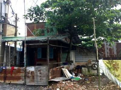 Những hộ dân nằm trong ranh dự án gần 20 năm chưa được di dời. Ảnh: Việt Dũng