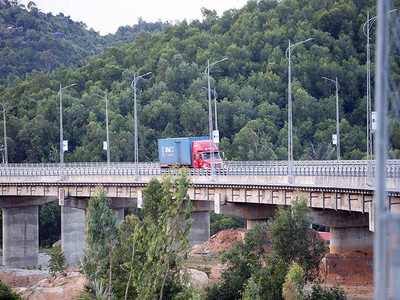 Các dự án BOT góp phần không nhỏ trong phát triển kinh tế - xã hội. Trong ảnh: Đường dẫn vào Hầm đường bộ Đèo Cả - một dự án BOT đang phát huy tác dụng tốt