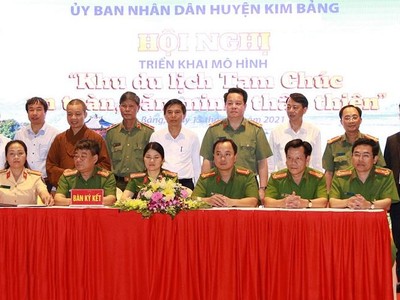 Đại diện các đơn vị ký giao ước phối hợp xây dựng Khu du lịch Tam Chúc bảo đảm an toàn, văn minh, thân thiện.