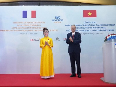 Đại sứ Cộng hòa Pháp tại Việt Nam Nicolas Warnery trao Huân chương Bắc đẩu Bội tinh cho bà Nguyễn Thị Phương Thảo.