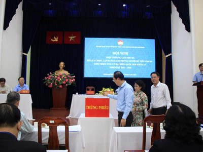 Bỏ phiếu lựa chọn ứng cử viên đại biểu Quốc hội (Ảnh MTTQTPHCM).