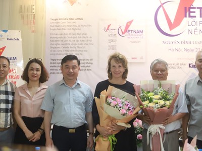 Tổng Biên tập Báo Kinh tế & Đô thị tặng hoa cho tác giả cuốn sách (thứ hai từ phải sang)