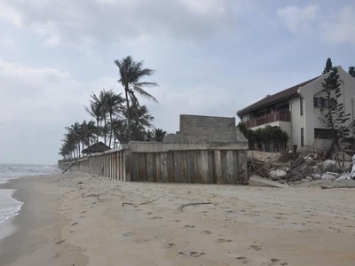 Nhiều khu du lịch bị ảnh hưởng do sạt lở tại bãi biển Hội An