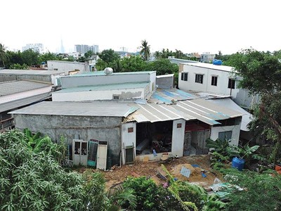 Những căn nhà tạm bợ của người dân trong khu quy hoạch treo ga Bình Triệu