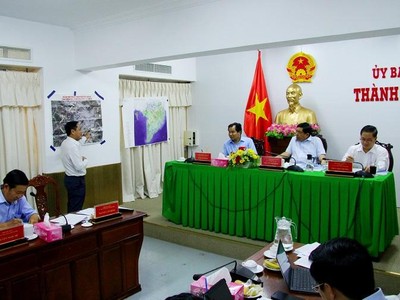 Bộ trưởng Bộ Kế hoạch và Đầu tư Nguyễn Chí Dũng (ngồi giữa) nghe báo cáo tiến độ thực hiện Dự án 3