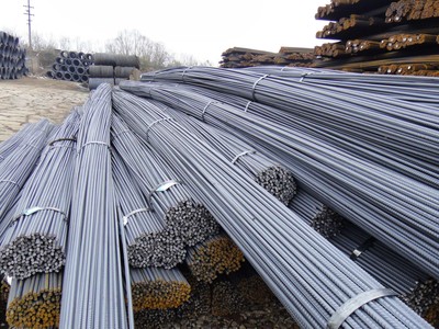 Theo VACC, nhiều thương hiệu thép đồng loạt tăng giá từ 30 - 40% so với giá cuối quý IV/2020 khiến các nhà thầu lo "vỡ trận".