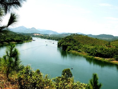 Từ đồi Vọng Cảnh có thể ngắm nhìn sông Hương một cách trọn vẹn. Ảnh: Internet