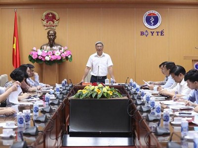 Thứ trưởng Bộ Y tế Nguyễn Trường Sơn phát biểu tại cuộc họp.