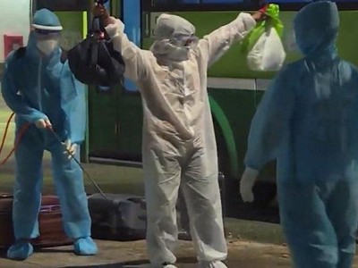 Lực lượng chức năng tỉnh Đồng Nai phun khử trùng trước khi vào khu cách ly