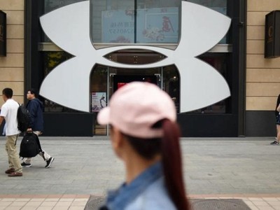 Theo Ủy ban chứng khoán và sàn giao dịch Mỹ, việc sử dụng các chiêu thức để kích doanh số tăng cao đã đẩy Under Armour vào trạng thái phát triển không ổn định và chạy theo mục tiêu lợi nhuận các quý. Ảnh: AFP