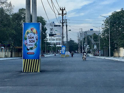 Những cây cột điện nằm trơ trơ, án ngữ giữa tim đường hơn 1 năm qua nhưng chưa được di chuyển